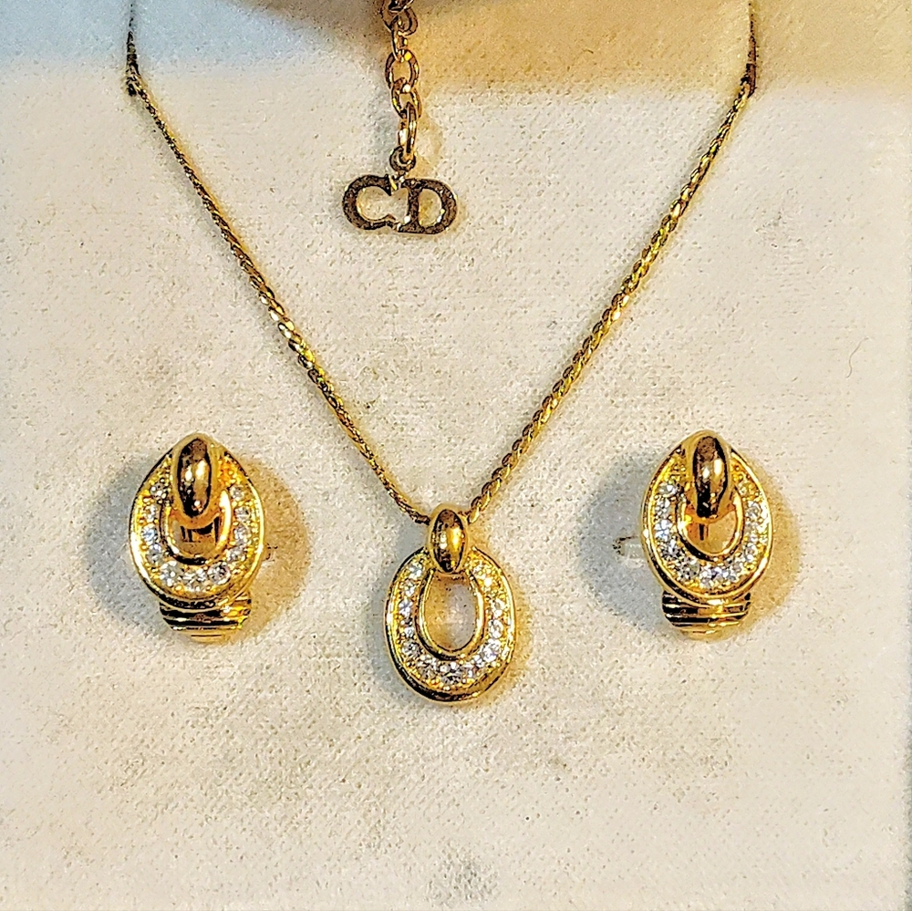 CHRISTIAN DIOR 18K GOLD PLATED DIOR NECKLACE & CLIP ON EARRINGS SET IN BOX - Picture 8 of 14